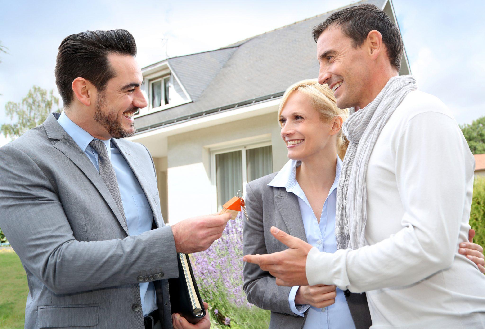 How many people are dissatisfied with real estate agent>